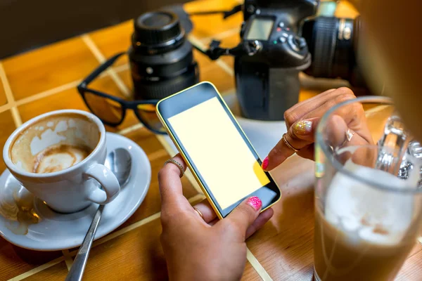 Fotografo che utilizza il telefono cellulare nel caffè — Foto Stock