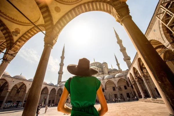 Woman near the Blue Mosque in Istanbul — Stock Photo, Image