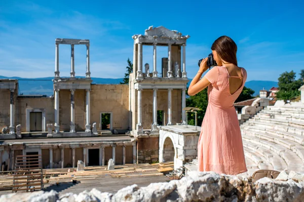 Tourist photographing Roman theater in Plovdiv — Stock Photo, Image