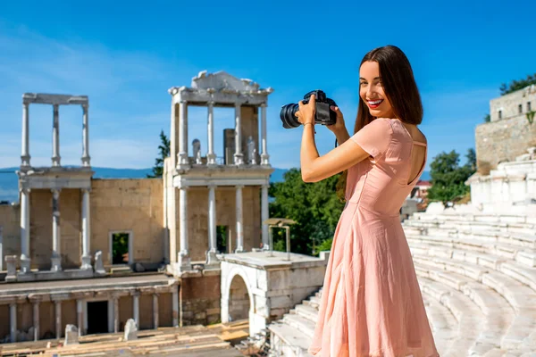 Toeristische fotograferen Romeinse theater in Plovdiv — Stockfoto