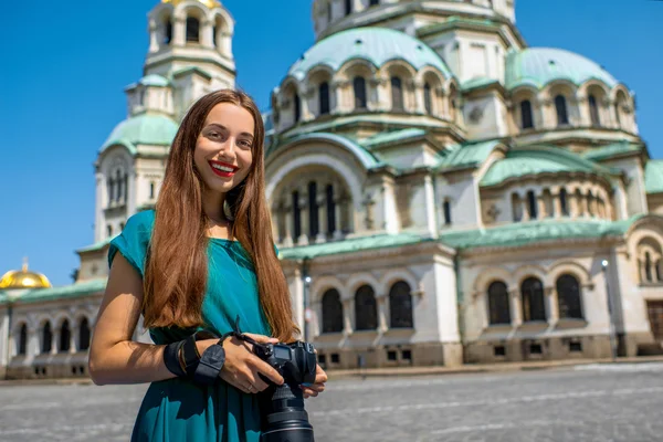 Turista vicino alla Cattedrale di St. Alexander Nevsky — Foto Stock