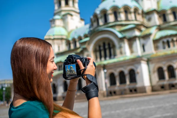 Femme photographiant la cathédrale St. Alexander Nevsky — Photo