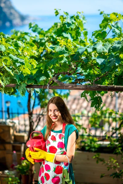 Young woman working in the garden — Stock Photo, Image