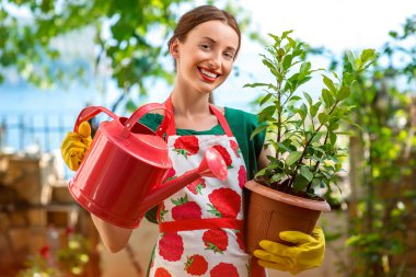 bahçede çalışan genç bir kadın