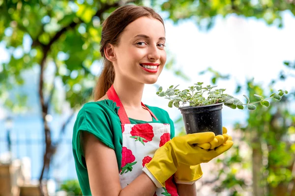 Молода жінка працює в саду — стокове фото