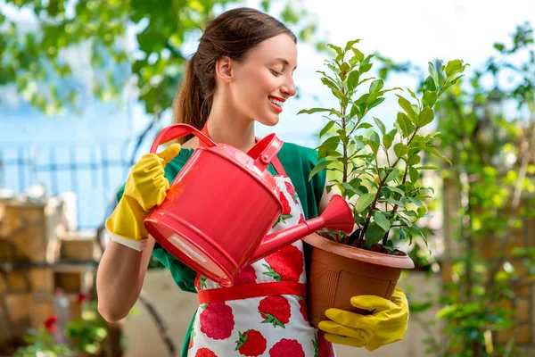 Молода жінка працює в саду — стокове фото