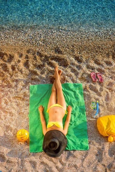 Vrouw liggend op het strand — Stockfoto