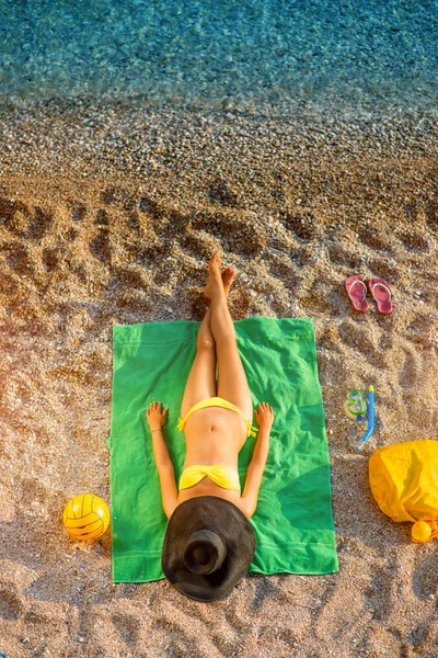 Mulher deitada na praia — Fotografia de Stock