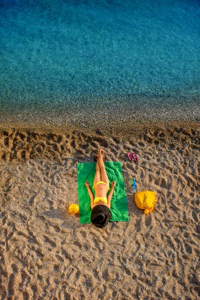 女人躺在海滩上 — 图库照片