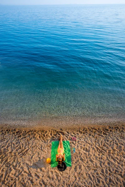 Kobieta, leżąc na plaży — Zdjęcie stockowe