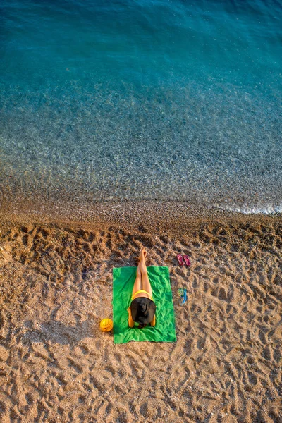 Frau liegt am Strand — Stockfoto