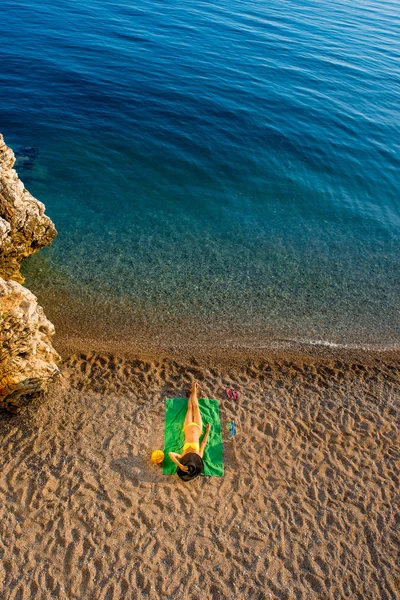 Mujer acostada en la playa —  Fotos de Stock