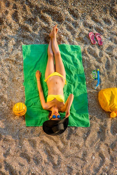 Kvinna ligga på stranden — Stockfoto