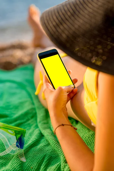 Mujer usando teléfono móvil en la playa — Foto de Stock