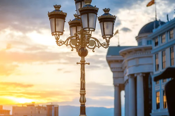 Lâmpada bonita na ponte de arte em Skopje — Fotografia de Stock