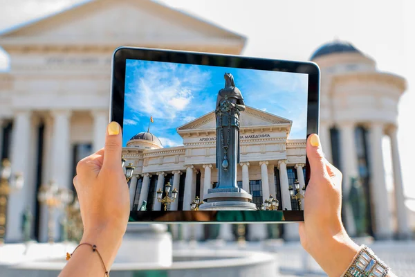 Photographing Maria Teresa monument in Skopje — Φωτογραφία Αρχείου