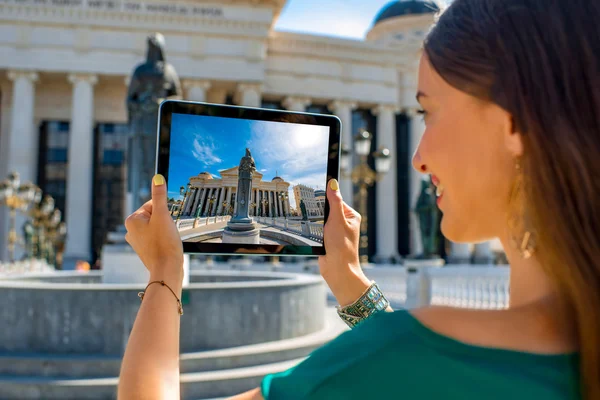 Photographing Maria Teresa monument in Skopje — Stock Photo, Image