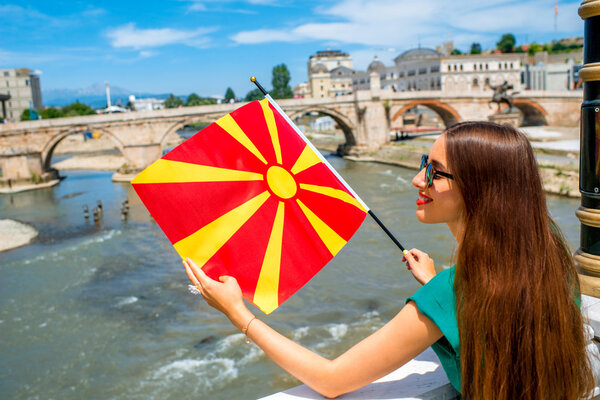 Женщина с македонским флагом в центре Скопье
