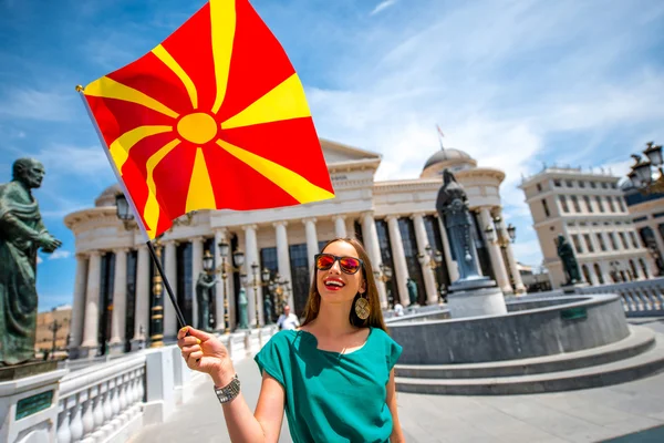 Frau mit mazedonischer Flagge in der Innenstadt von Skopje — Stockfoto