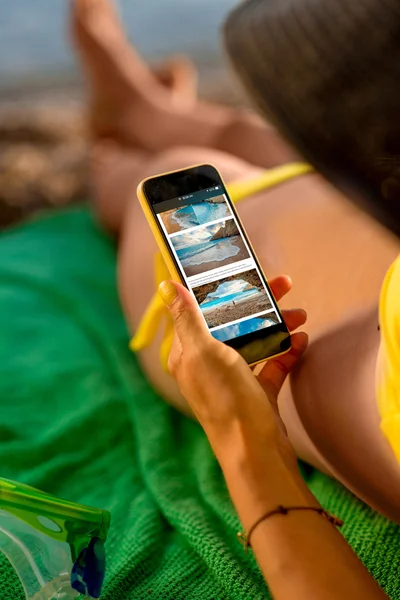 Mulher usando telefone celular na praia — Fotografia de Stock