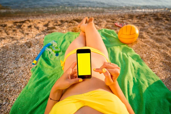 Mulher usando telefone celular na praia — Fotografia de Stock