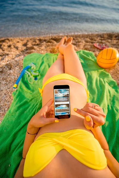 Женщина с мобильного телефона на пляже — стоковое фото