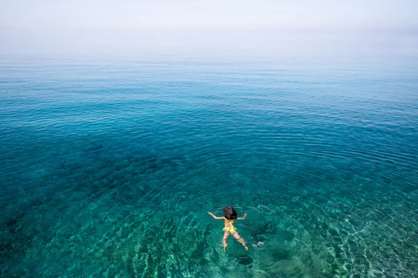 Kobieta pływająca w morzu — Zdjęcie stockowe