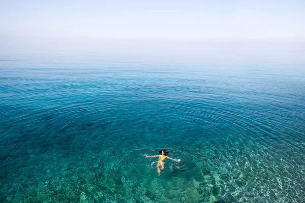 Frau schwimmt im Meer — Stockfoto