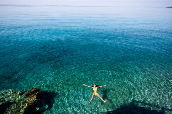 Mujer nadando en el mar —  Fotos de Stock