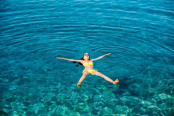 Frau schwimmt im Meer — Stockfoto