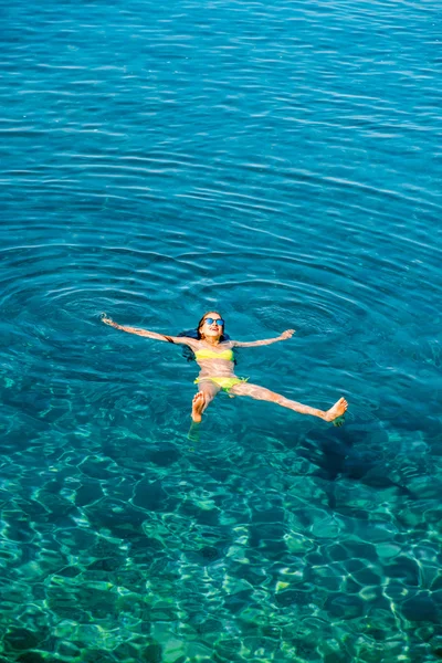 Frau schwimmt im Meer — Stockfoto