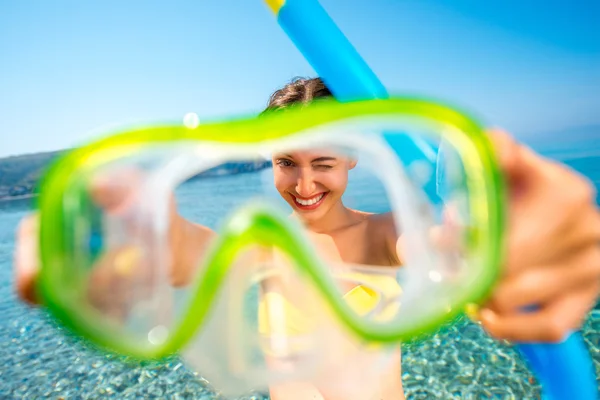 Woman with snorkeling mask on the sea background — Stockfoto