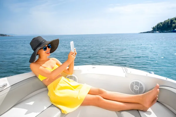 Femme relaxante avec tablette numérique sur le yacht — Photo