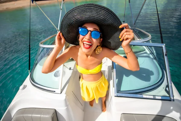 Frau hat Spaß auf der Jacht — Stockfoto