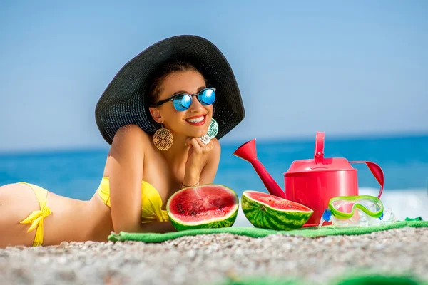 Mulher com acessórios para férias de verão na praia — Fotografia de Stock