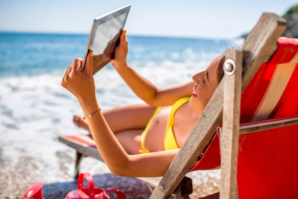 Mujer haciendo selfie con tableta digital en la playa — Foto de Stock