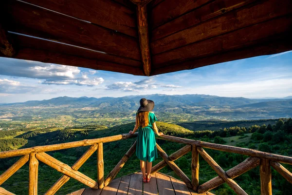 Schöne Aussicht auf die Berglandschaft von der Terrasse — Stockfoto