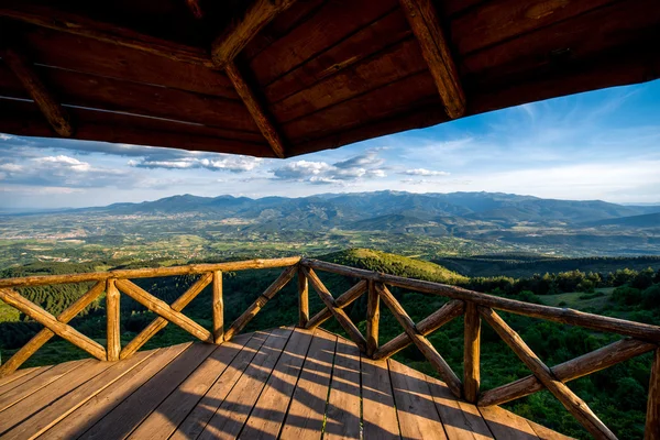 Hermosa vista al paisaje de montaña desde la terraza —  Fotos de Stock