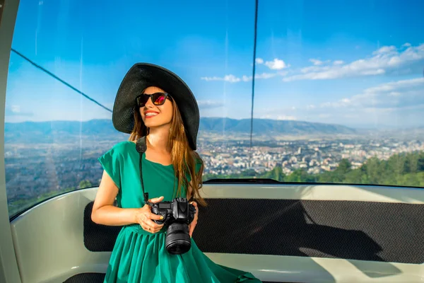 Frau in Seilbahn mit Blick auf die Stadt — Stockfoto