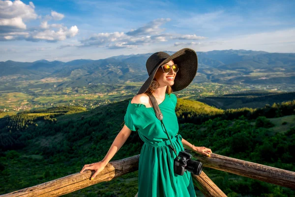 Femme sur terrasse en bois dans les montagnes — Photo