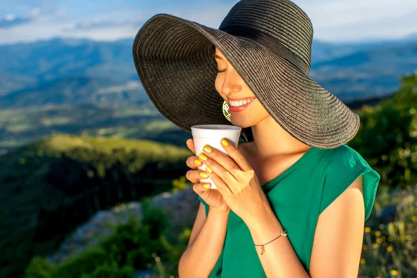Woman with coffee cup in the mountains — Stock fotografie