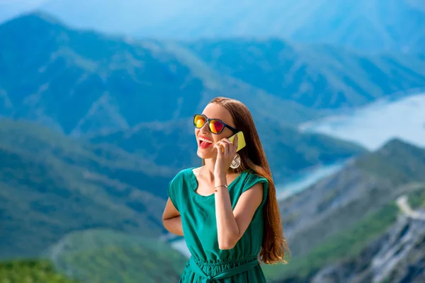 Femme avec téléphone sur la montagne — Photo