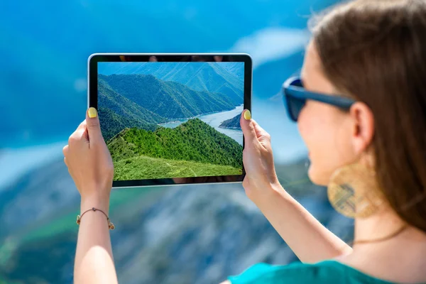 Donna con tablet digitale sulla cima della montagna — Foto Stock
