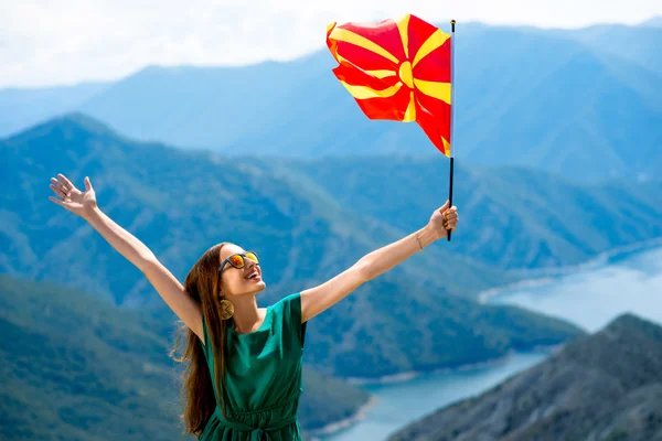 Mujer con bandera macedonia en la cima de la montaña — Foto de Stock