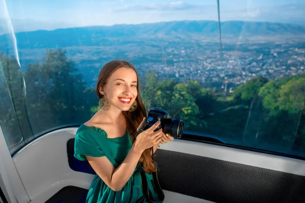 Frau in Seilbahn mit Blick auf die Stadt — Stockfoto