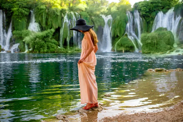 Turista mujer cerca de cascada Kravica — Foto de Stock