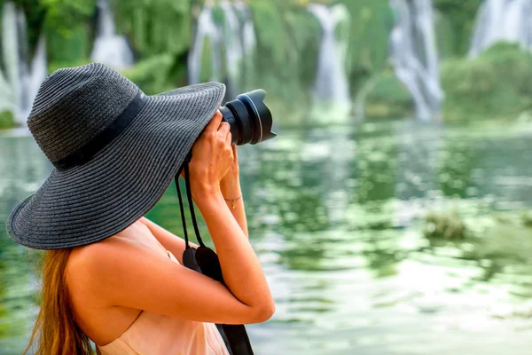 Femme touriste près de cascade de Kravica — Photo