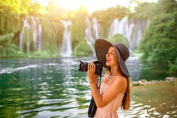 Touristin in der Nähe des Wasserfalls Kravica — Stockfoto