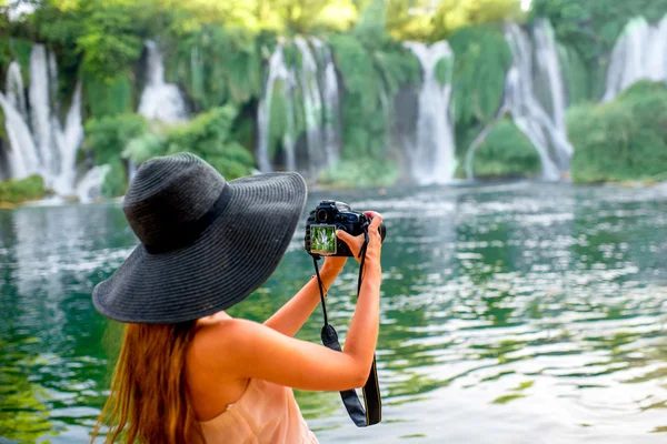 Femme touriste près de cascade de Kravica — Photo