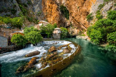 Küçük bir köy Blagaj Buna Bahar üzerinde